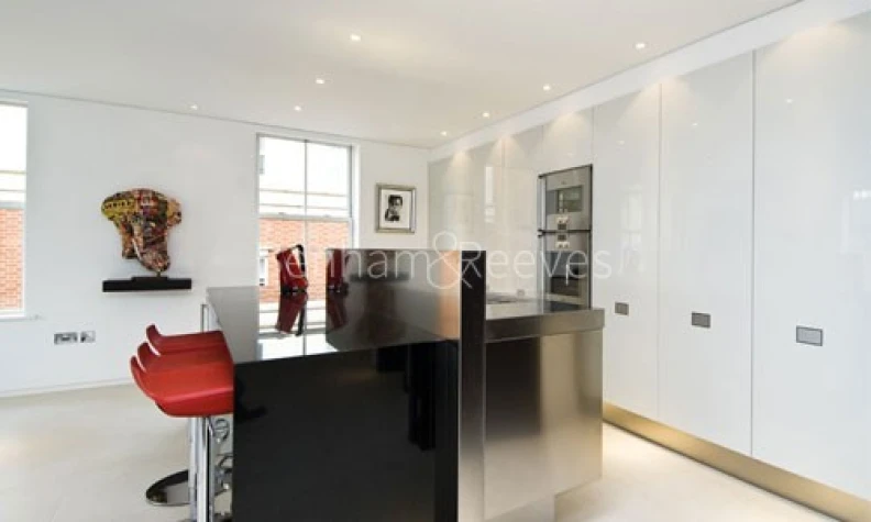 Kitchen view of Kings Chelsea images 1