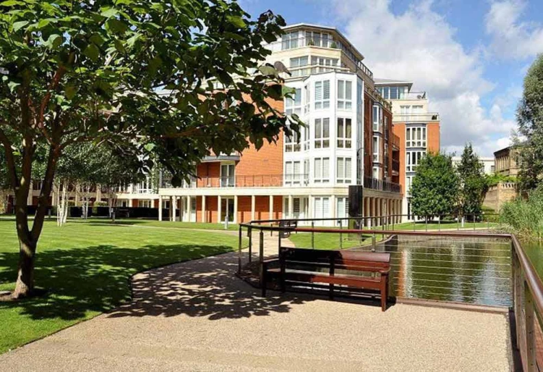Exterior view of Kings Chelsea Image 1