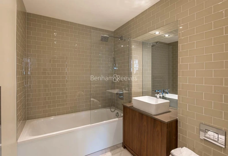 Bathroom view of Lincoln Plaza images 1