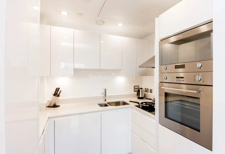 Kitchen view of Lincoln Plaza images 1