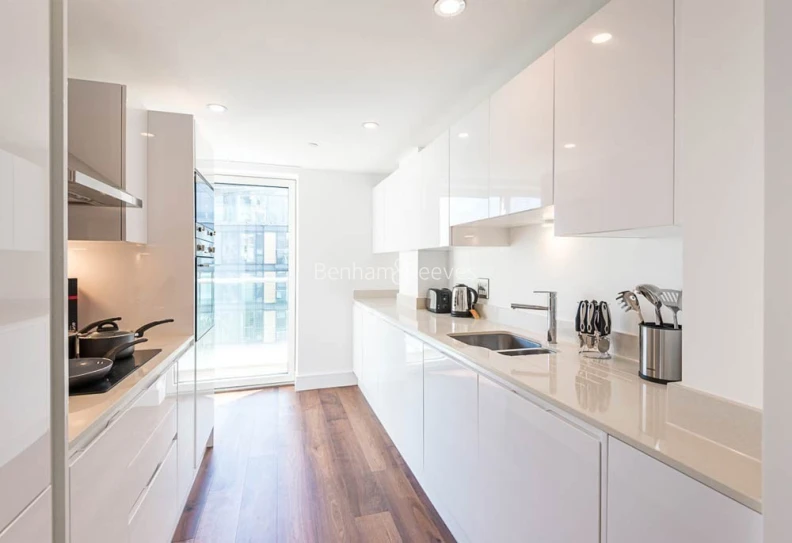 Kitchen view of Lincoln Plaza images 2