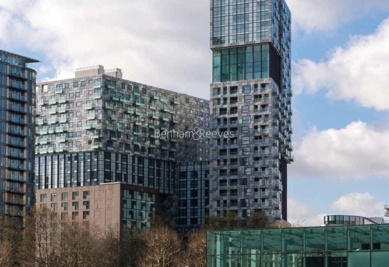 Exterior view of Lincoln Plaza Image 3