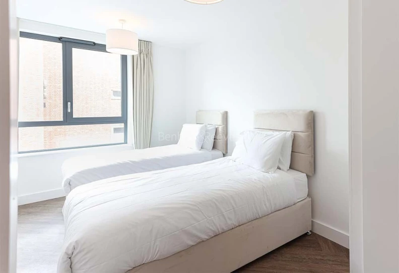 Bedroom view of London Square Greenwich images 1