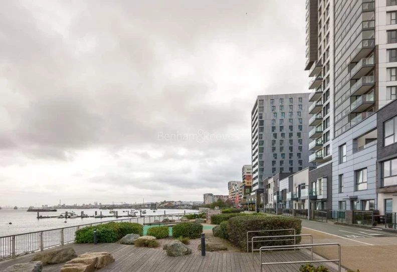 Exterior view of Platinum Riverside Image 1