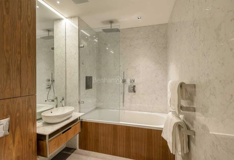 Bathroom view of Roman House images 1