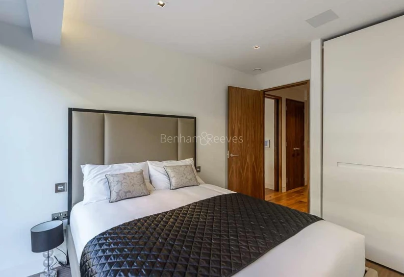 Bedroom view of Roman House images 1