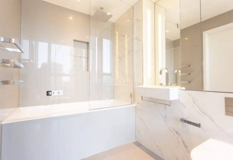 Bathroom view of South Quay Plaza images 3