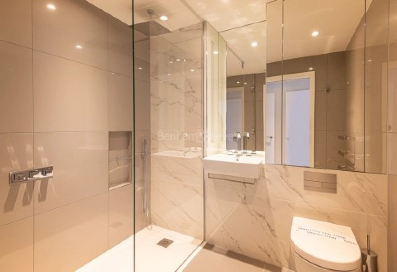 Bathroom view of South Quay Plaza images 1