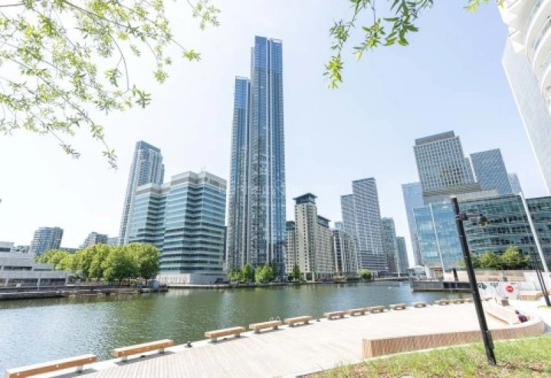 Exterior view of South Quay Plaza Image 1