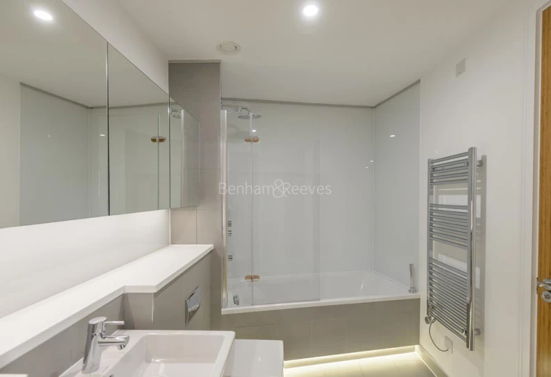Bathroom view of Tower Bridge Gardens images 1