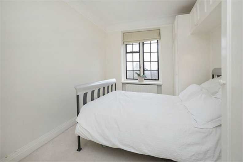 3 bedrooms apartments/flats to sale in Manor Fields, London-image 4