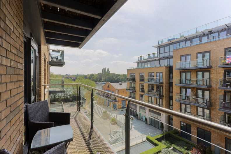 2 bedrooms apartments/flats to sale in Kew Bridge Road, Brentford-image 2