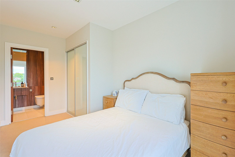 2 bedrooms apartments/flats to sale in Dickens Yard, Ealing-image 16