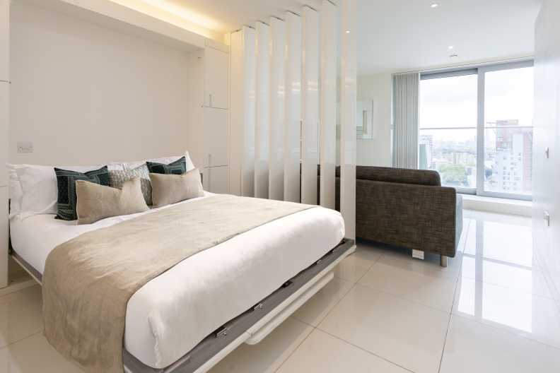 Studio apartments/flats to sale in Pan Peninsula Square, Canary Wharf-image 4