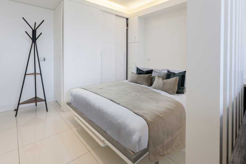 Studio apartments/flats to sale in Pan Peninsula Square, Canary Wharf-image 9