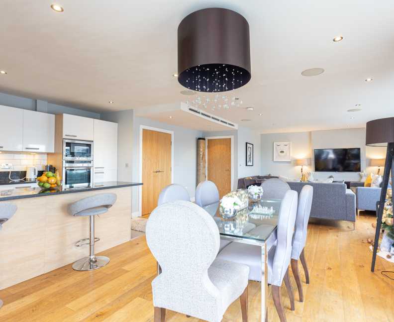 3 bedrooms apartments/flats to sale in Boulevard Drive, Beaufort Park, Colindale-image 3