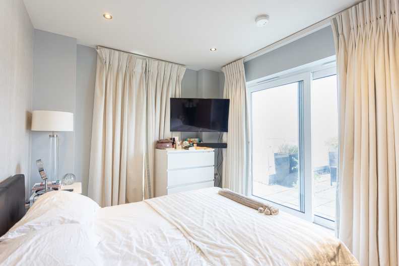 3 bedrooms apartments/flats to sale in Boulevard Drive, Beaufort Park, Colindale-image 8