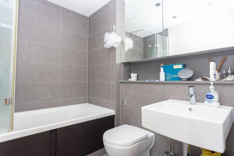 3 bedrooms apartments/flats to sale in Boulevard Drive, Beaufort Park, Colindale-image 20