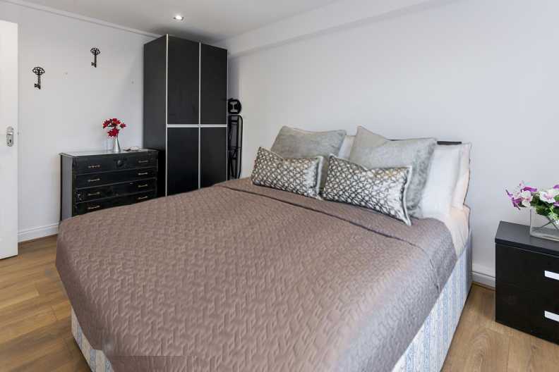 3 bedrooms apartments/flats to sale in Park West, Edgware Road, London-image 9