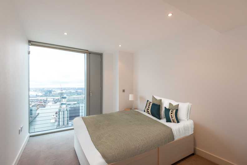 1 bedroom apartments/flats to sale in Marsh Wall, Canary Wharf-image 4