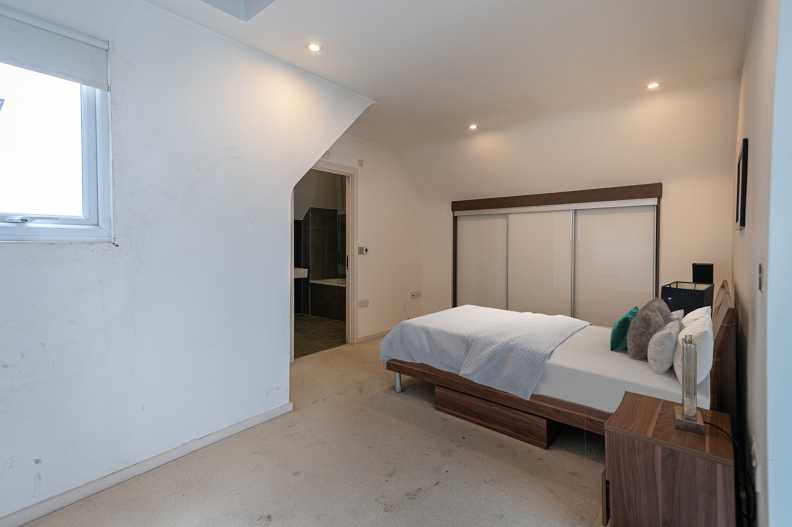 1 bedroom to sale in Drummond Way, Islington, London-image 14