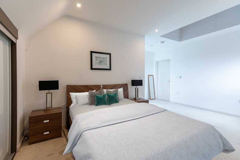 1 bedroom apartments/flats to sale in Drummond Way, Islington, London-image 4