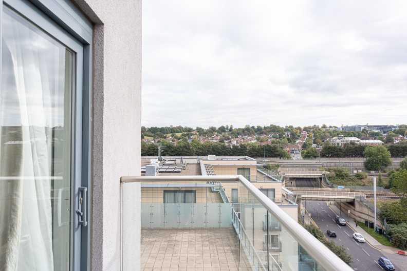 3 bedrooms apartments/flats to sale in Envoy House, 2 East Drive, Colindale-image 3