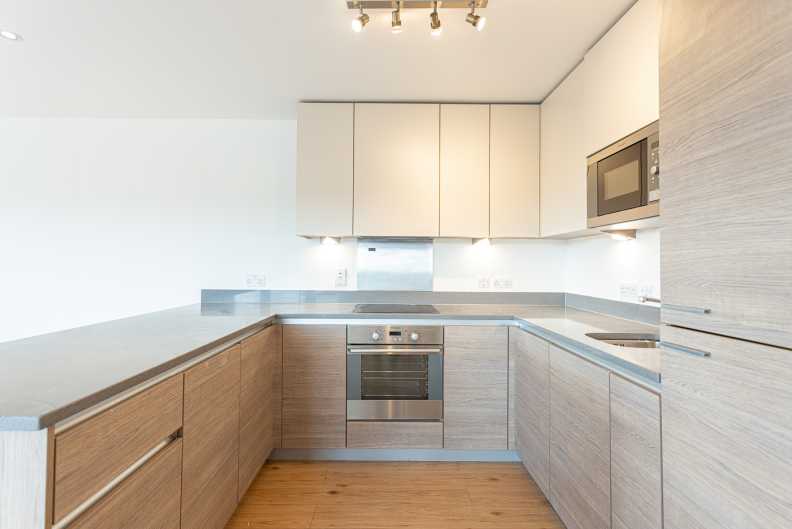 3 bedrooms apartments/flats to sale in Envoy House, 2 East Drive, Colindale-image 5