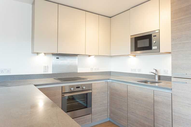 3 bedrooms apartments/flats to sale in Envoy House, 2 East Drive, Colindale-image 10