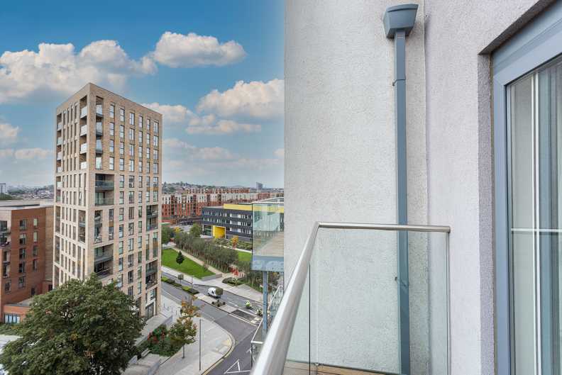 3 bedrooms apartments/flats to sale in Envoy House, 2 East Drive, Colindale-image 11