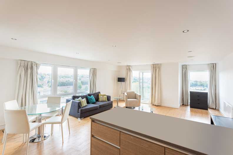 3 bedrooms apartments/flats to sale in Envoy House, 2 East Drive, Colindale-image 15