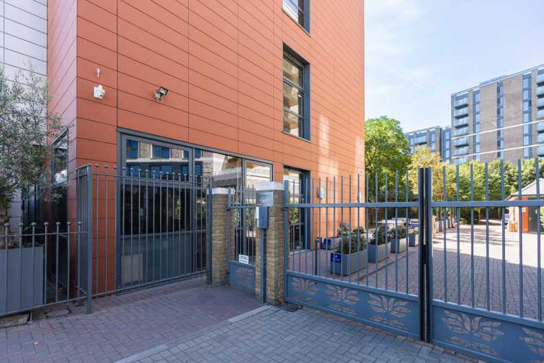 Studio apartments/flats to sale in Lionel Road South, Brentford-image 9