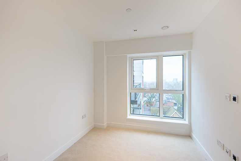 1 bedroom apartments/flats to sale in Skyline House, Dickens Yard, Longfield Avenue-image 2