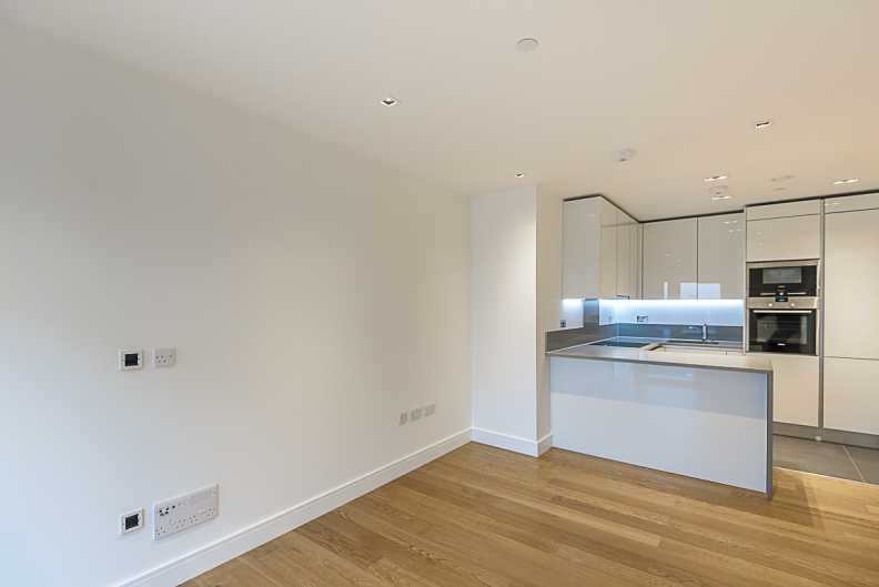 1 bedroom apartments/flats to sale in Skyline House, Dickens Yard, Longfield Avenue-image 6