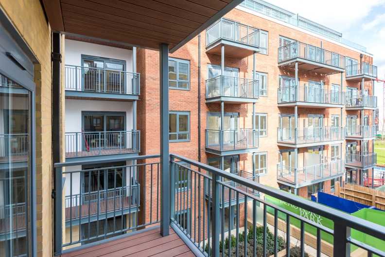 2 bedrooms apartments/flats to sale in Boulevard Drive, Beaufort Park, Colindale-image 5
