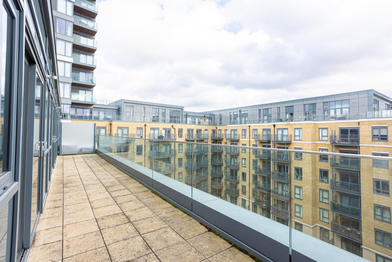 3 bedrooms apartments/flats to sale in Carleton House, 20 Boulevard Drive, Beaufort Park-image 2
