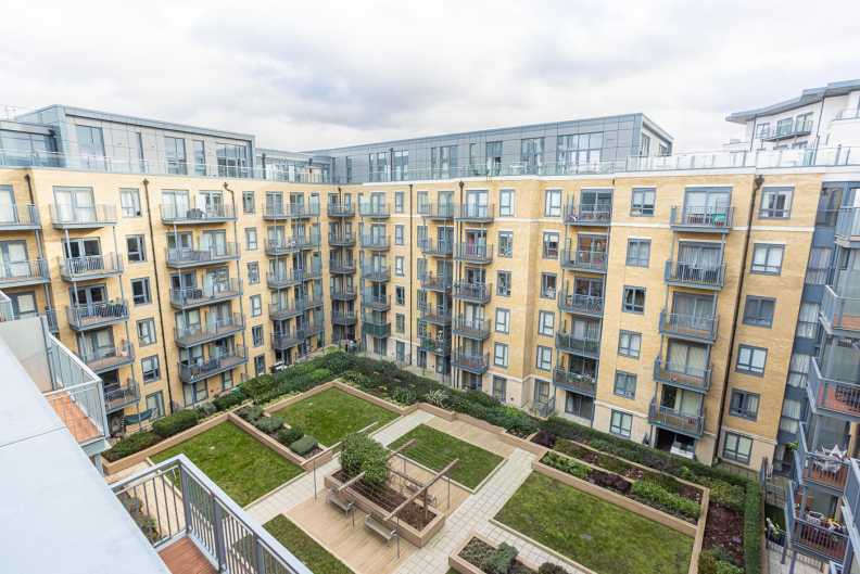 3 bedrooms apartments/flats to sale in Carleton House, 20 Boulevard Drive, Beaufort Park-image 15