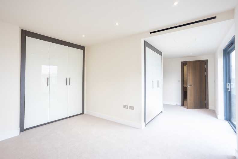 3 bedrooms apartments/flats to sale in Carleton House, 20 Boulevard Drive, Beaufort Park-image 3