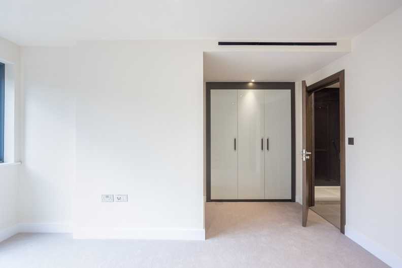 3 bedrooms apartments/flats to sale in Carleton House, 20 Boulevard Drive, Beaufort Park-image 9