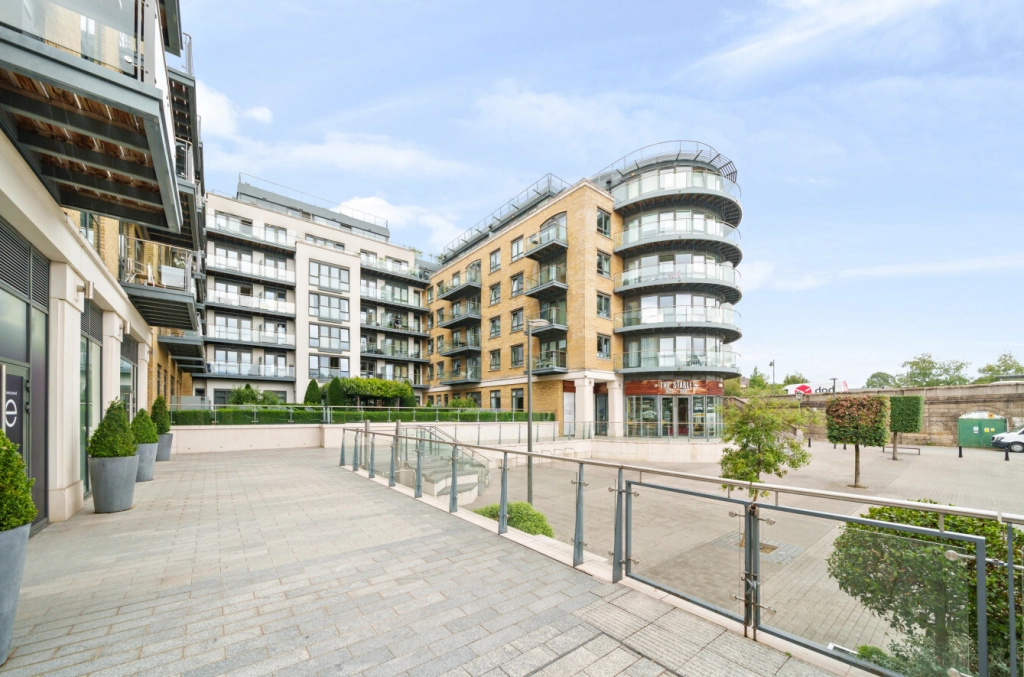 2 bedrooms apartments/flats for sale in Kew Bridge Road, Brentford - TW8 view 8