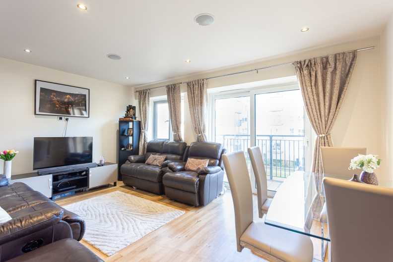 2 bedrooms apartments/flats to sale in Ellyson House, 4 East Drive, London-image 4