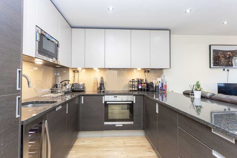 2 bedrooms apartments/flats to sale in Ellyson House, 4 East Drive, London-image 3