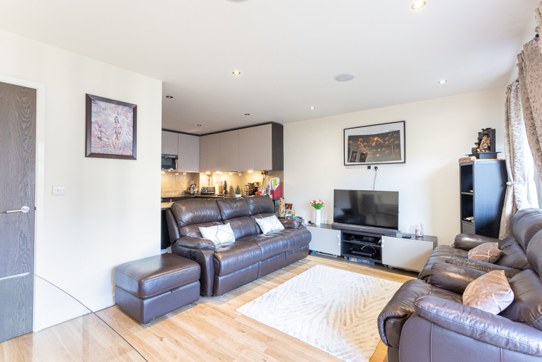 2 bedrooms apartments/flats to sale in Ellyson House, 4 East Drive, London-image 1