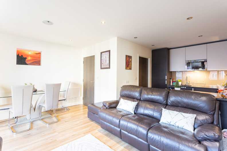 2 bedrooms apartments/flats to sale in Ellyson House, 4 East Drive, London-image 2