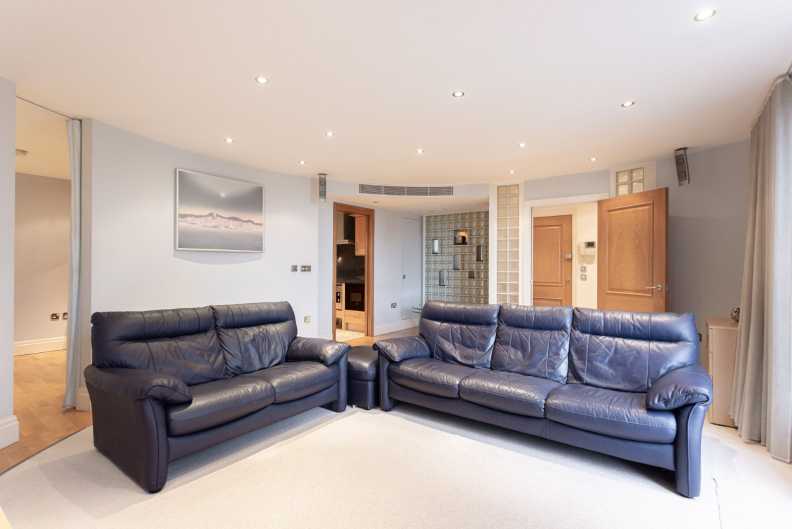 2 bedrooms apartments/flats to sale in Harbour Reach, Imperial Wharf-image 3