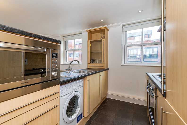 1 bedroom apartments/flats to sale in Earls Court Road, Earls Court-image 3
