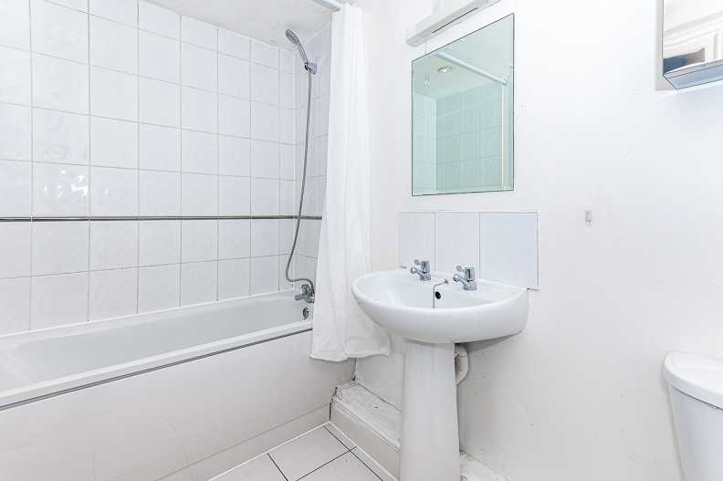 1 bedroom apartments/flats to sale in Earls Court Road, Earls Court-image 5