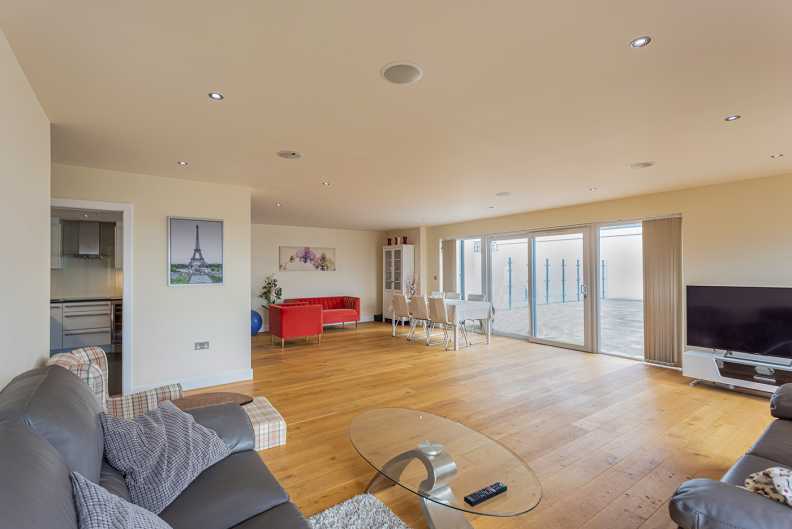 3 bedrooms apartments/flats to sale in Cavendish House, 6 Boulevard Drive, London-image 3