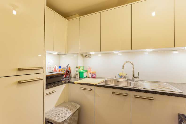 3 bedrooms apartments/flats to sale in Cavendish House, 6 Boulevard Drive, London-image 6