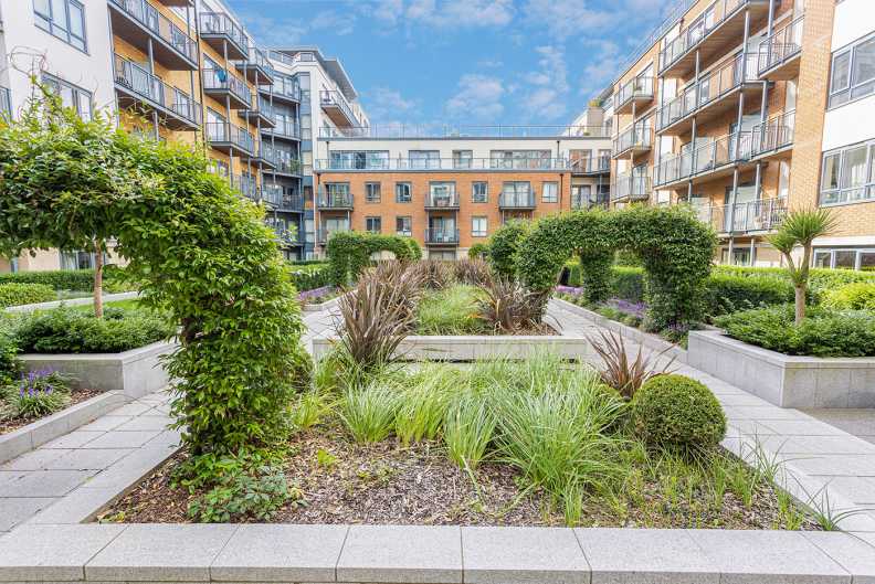 3 bedrooms apartments/flats to sale in Cavendish House, 6 Boulevard Drive, London-image 8